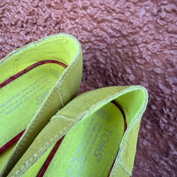 Toms Julie Flat Bright Yellow Bold Suede Pointed Toe Slip On 8.5 Business Casual - Picture 6 of 6